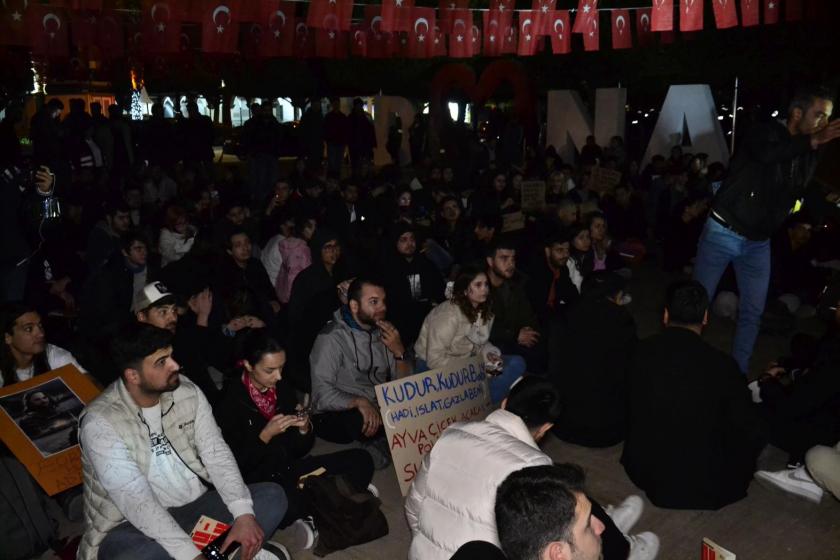 Çukurova Üniversitesi öğrencileri forum düzenleyerek boykotu tartıştı