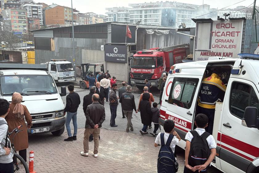 Kağıthane'de orman ürünleri deposunda yangın: 4 işçi dumandan etkilendi