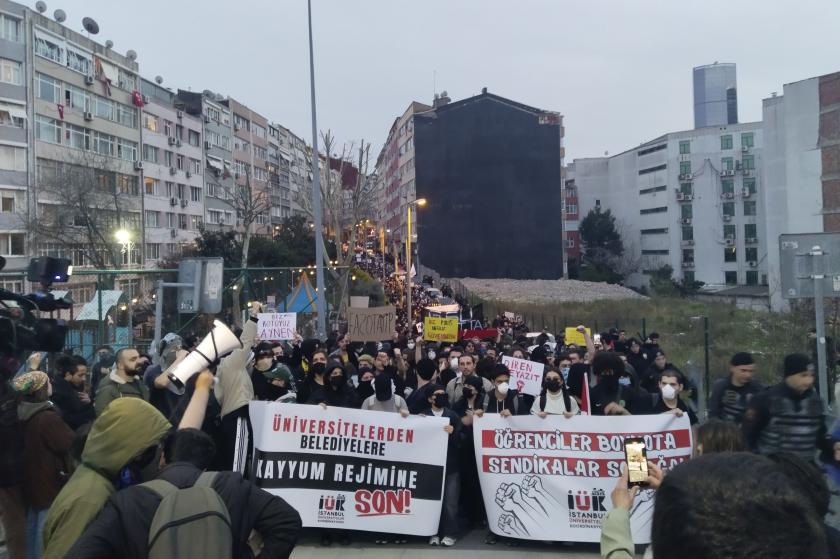 Boykot kampüslerden taştı: Binlerce öğrenci Şişli Belediyesi'ne yürüyor