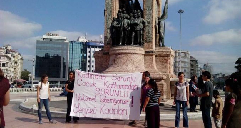 Hükümeti protesto eden kadınlar gözaltına alındı