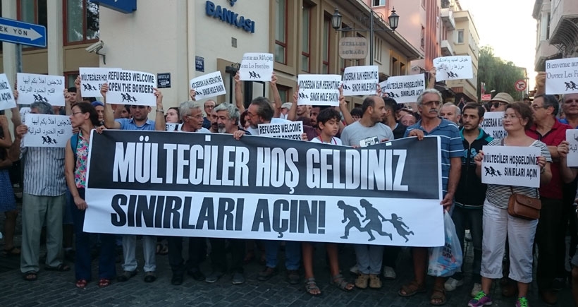 İzmir'de 'Mülteciler Hoş Geldiniz, Sınırları Açın' eylemi