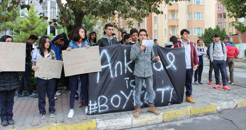 Esenyurt’ta liseliler katliama boykotla tepki gösterdi!