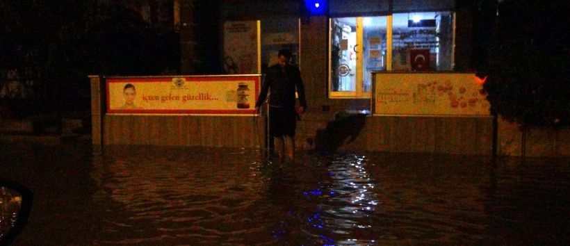 Çanakkale'de sağanak yağış su baskınlarına neden oldu