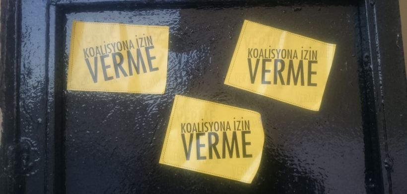 Eskişehir'de 'Koalisyona izin verme' yapıştırmaları