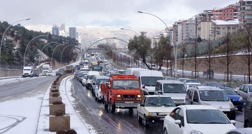 Ankara’ya yılın ilk karı yağdı: Ankaralılar trafikte uzun kuyruk oluşturdu