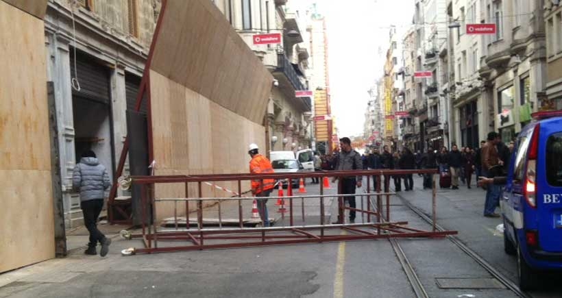 Emek sineması inşatından İstiklal Caddesi'nde iskele düştü