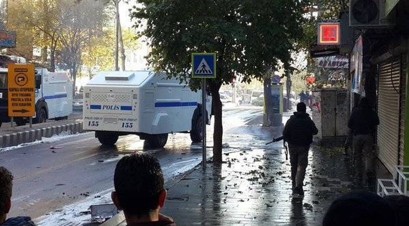 Diyarbakır'da biri çocuk 2 kişi polis kurşunuyla yaralandı