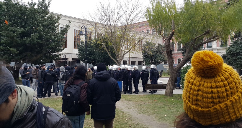 IŞİD yanlıları İÜ Hukuk Fakültesi bahçesinde bekliyor, polis izliyor