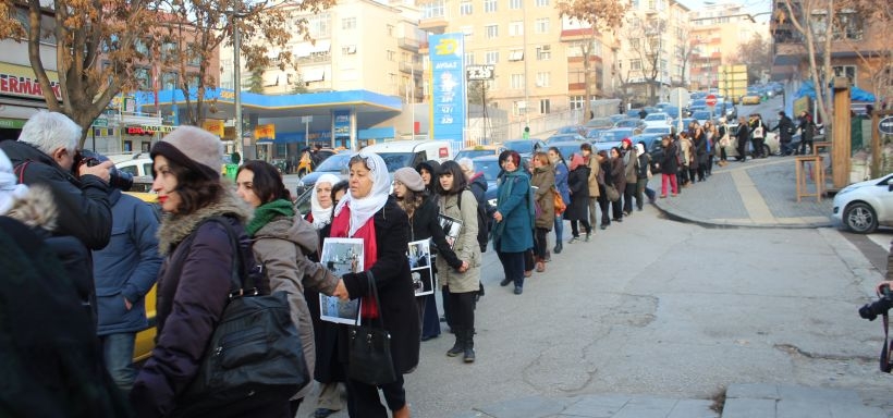 Kadınlar barış için zincir oluşturdu