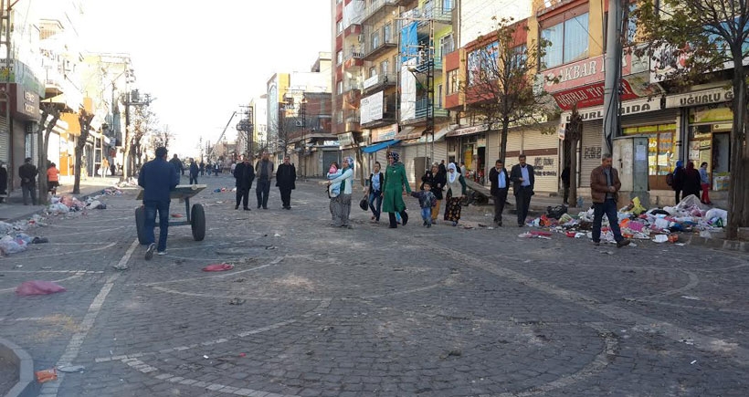 Saldırı altındaki Sur’un muhtarları Erdoğan’a seslendi: Çağır biz de gelelim, bizi de dinle!