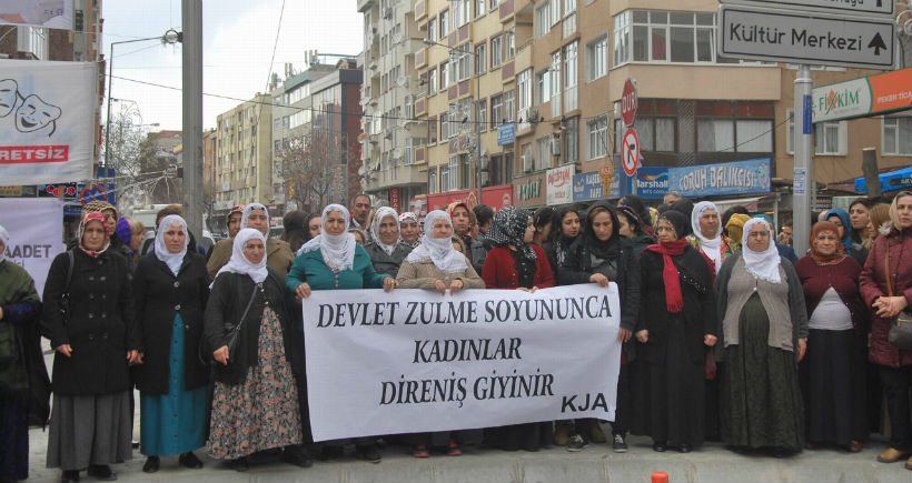 İstanbul'da katliamları protesto etmek isteyen kadınlara saldırı