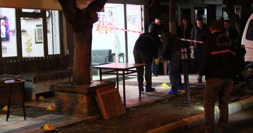 Manisa'da kahvehaneye ateş açıldı: 2 yaralı