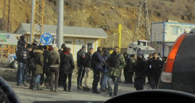 Yüksekova'ya  girmek isteyen heyet askerlerce engellendi