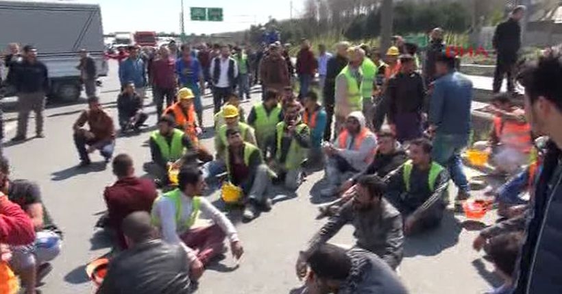 İnşaat işçileri, iş cinayetinde yaşamını yitiren arkadaşları için yolu trafiğe kapattı