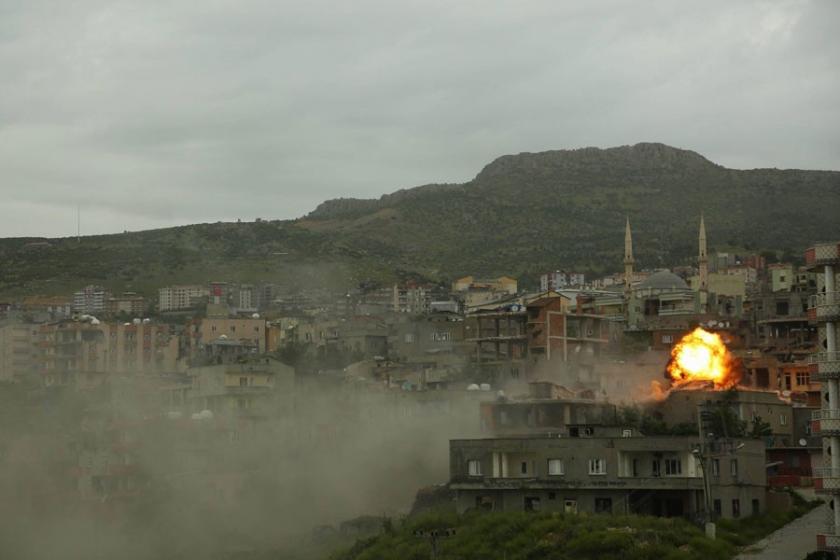 Şırnak'ta Dombra şarkısı eşliğinde evler yıkılıyor