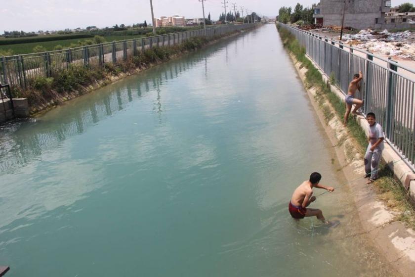 Serinlemek için sulama kanalına giren çocuk boğuldu