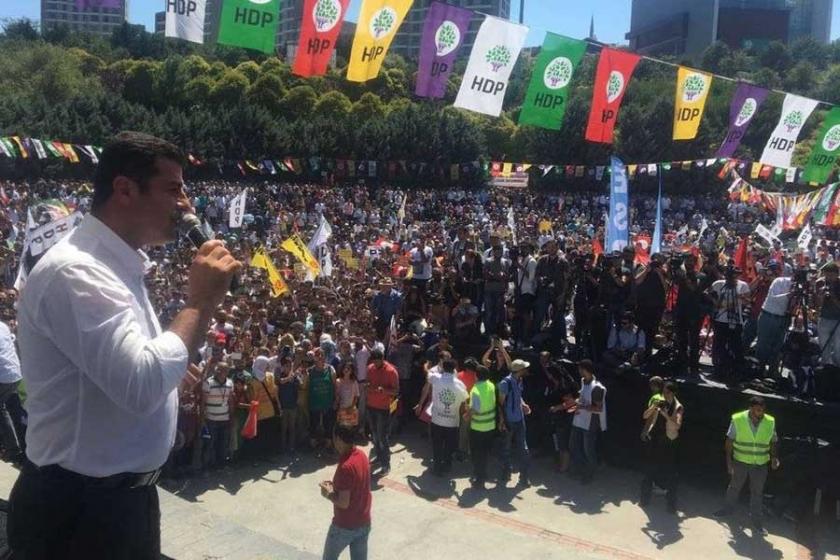 Demirtaş: Bu darbecilerin tanklarının önünde ilk biz durduk