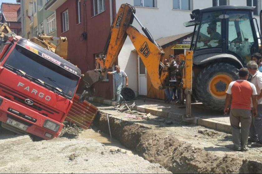 Kanalizasyon inşaatında göçük: 1 işçi yaşamını yitirdi