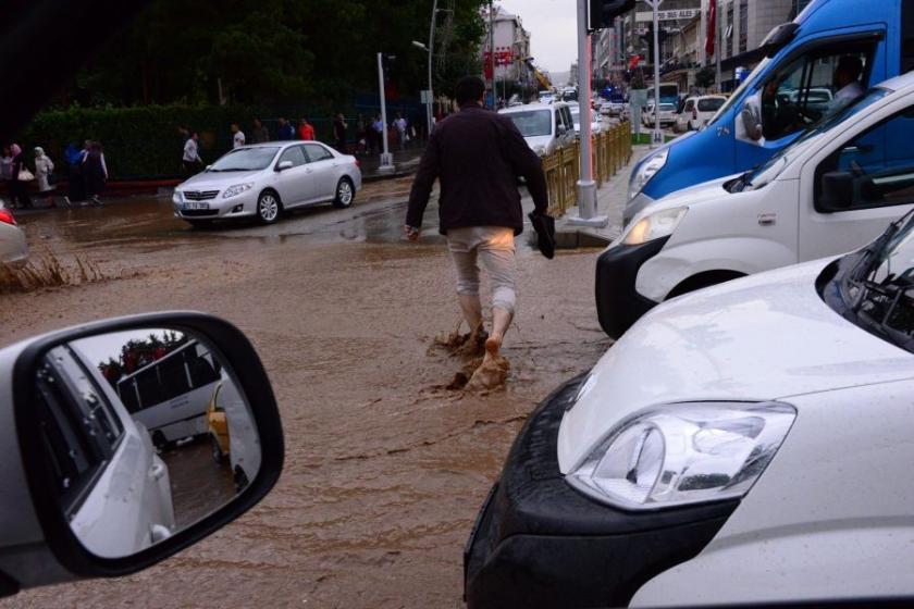 Erzurum'da sağanak yağış zor anlar yaşattı