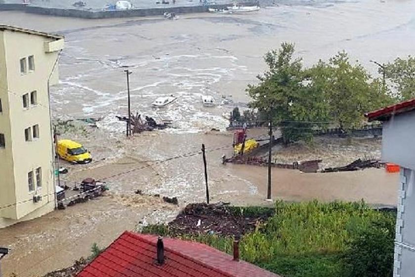 Amasra'da selde mahsur kalan 30 kişiye ulaşıldı