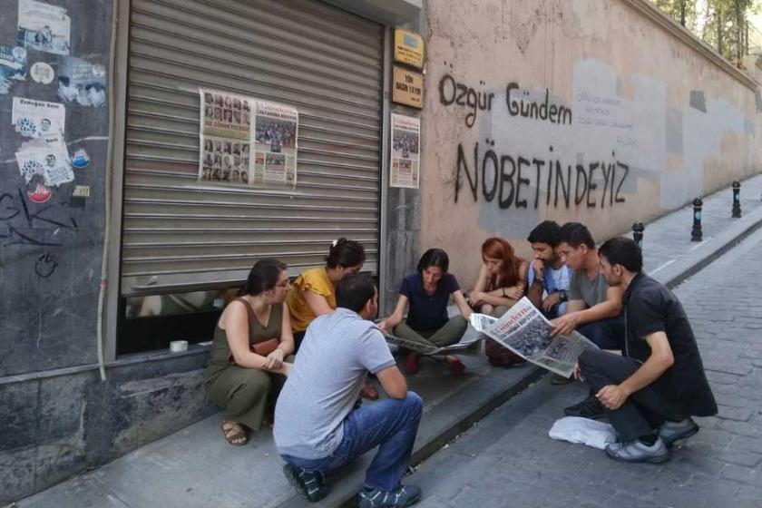 Özgür Gündem'in mühürlü kapısı önünde haber toplantısı