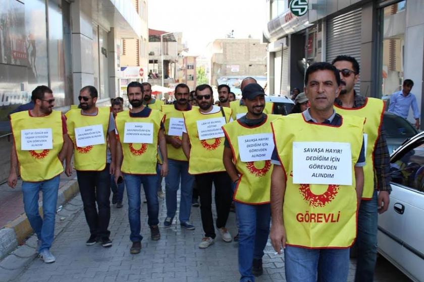 Van’da görevden alınan öğretmenlerden sokakta durma eylemi