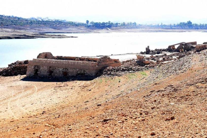 Barajda sular çekilince 3 asırlık köy ortaya çıktı