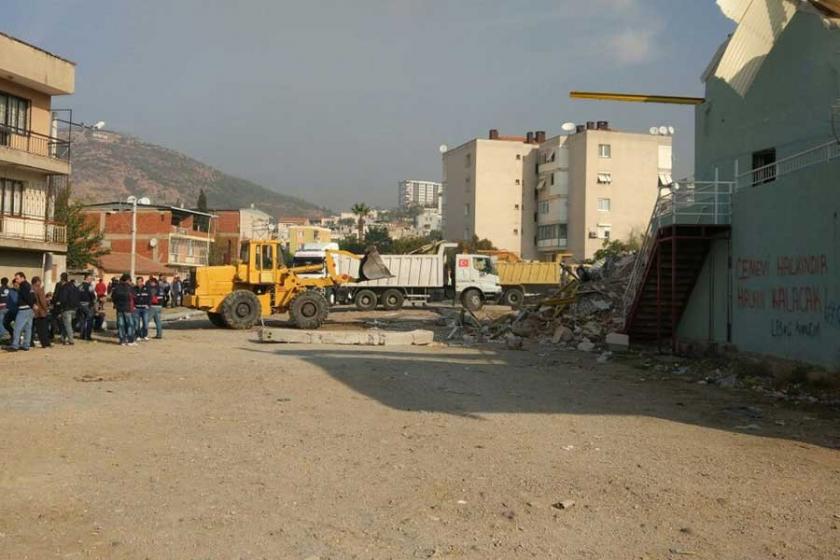 Bayraklı Cemevi'nin salonu şafak baskınıyla yıkıldı