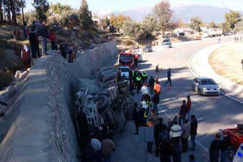 Freni boşalan TIR duvara çarptı; sürücü hayatını kaybetti