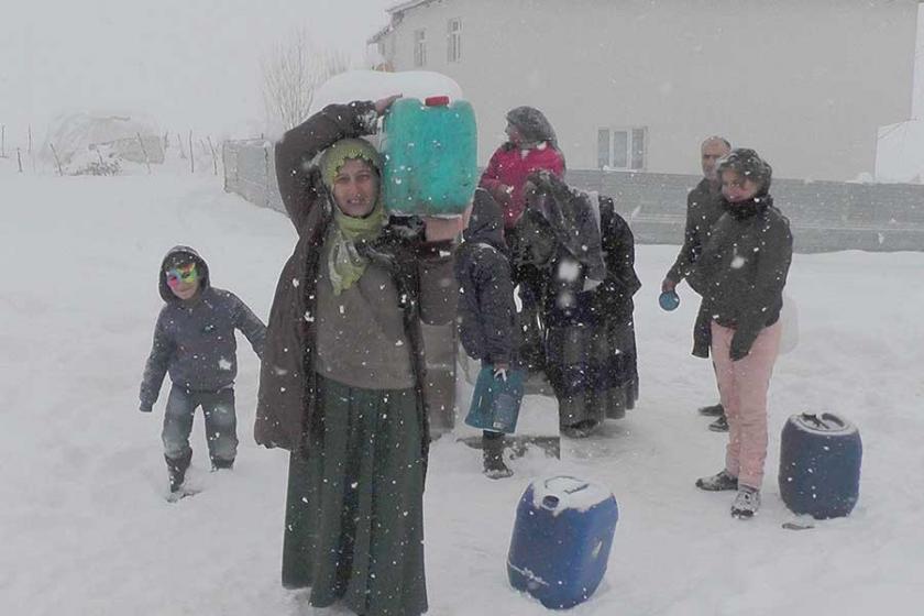 Köyün suları dondu, çeşmede kuyruk oluştu