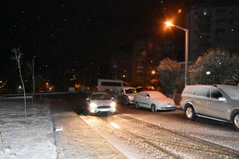 İzmir'in yüksek kesimlerine kar yağdı