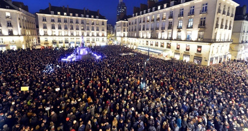 Paris'te binlerce kişi, Charlie Hebdo saldırısını protesto etti