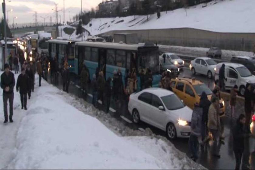 TEM-Okmeydanı bağlantı yolunu kapatan pankart