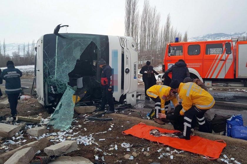 Sivas'ta yolcu otobüsü devrildi: 1 ölü 40 yaralı