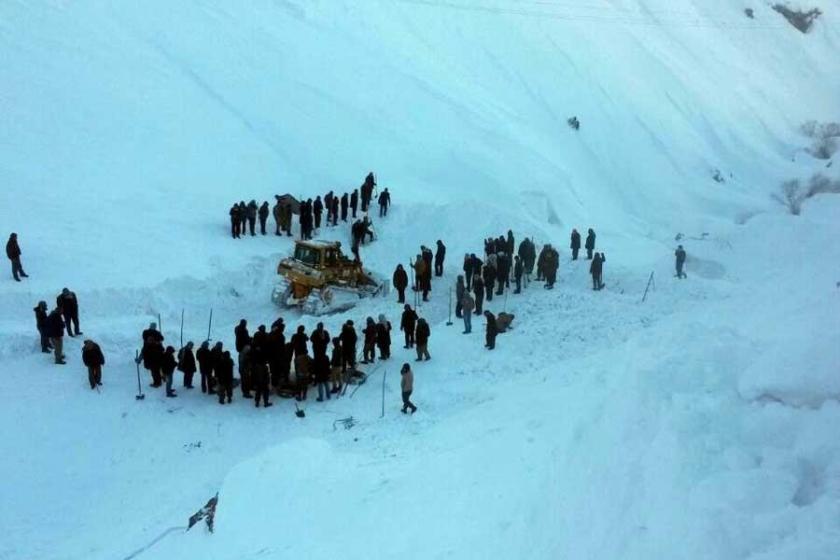 Üzerine çığ düşen kepçe operatörünün cesedine ulaşıldı