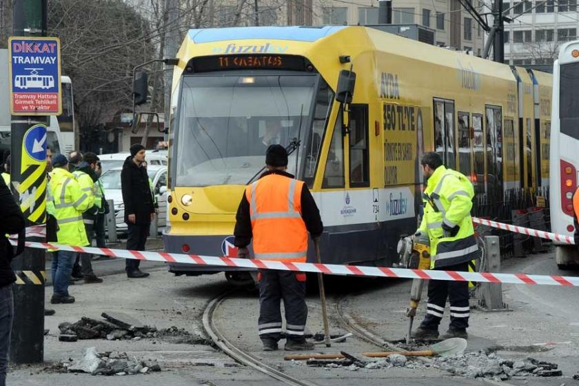 Sirkeci'de aynı noktada iki tramvay raydan çıktı