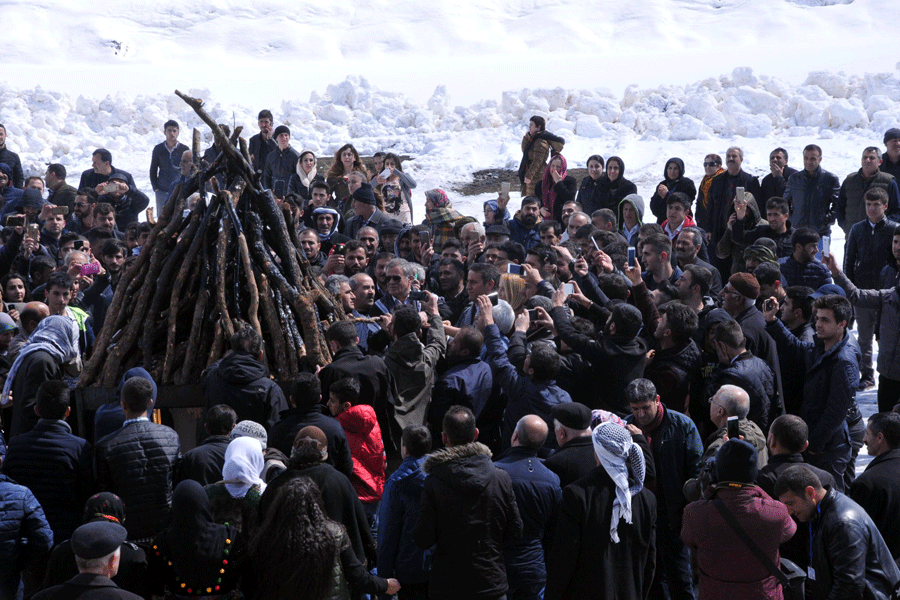 Yüksekova'daki coşkulu Newroz'a polis saldırısı