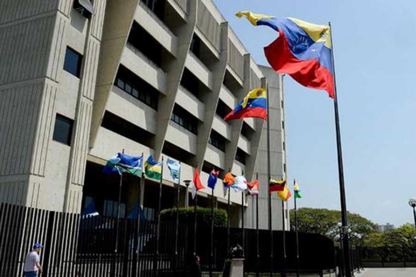 Venezuela'da parlamentonun yetkilerine el konuldu