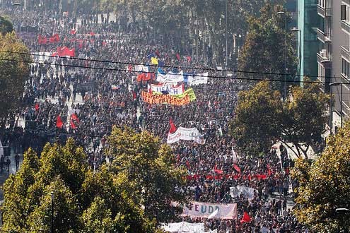 Şili: Eğitim reformu talep eden binlerce öğrenci sokaklarda