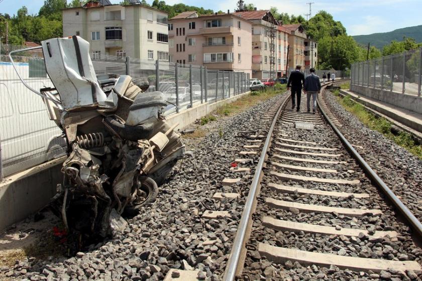 Yine hemzemin, yine kaza: 1 ölü, 1 yaralı