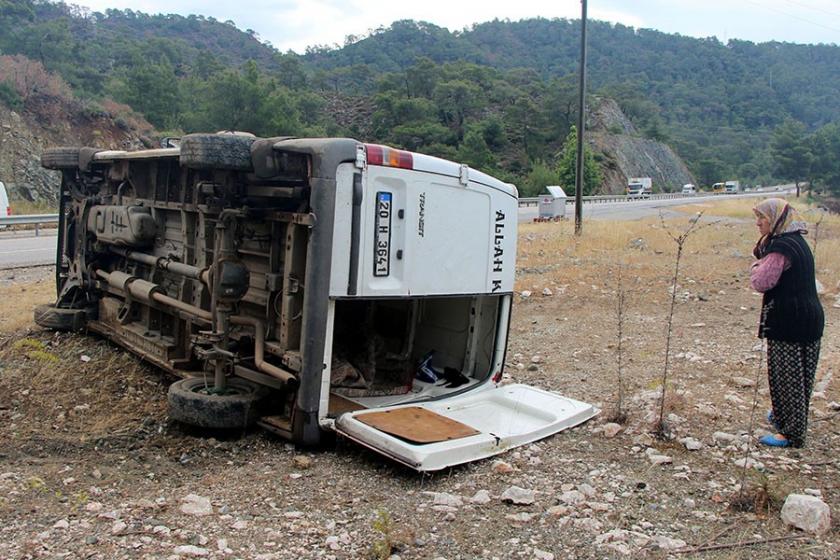 Suriyeli işçileri taşıyan minibüs devrildi: 10 yaralı