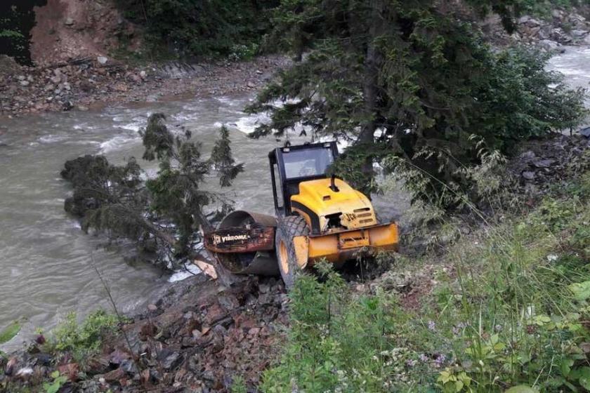 Kullandığı silindirle dereye yuvarlanan operatör öldü