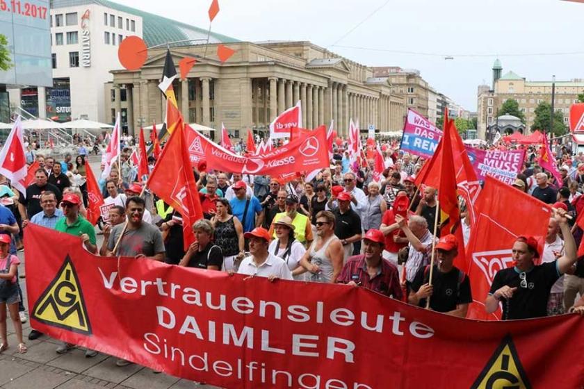 Emeklilik yaşının yükseltilmesine karşı Stuttgart'ta miting