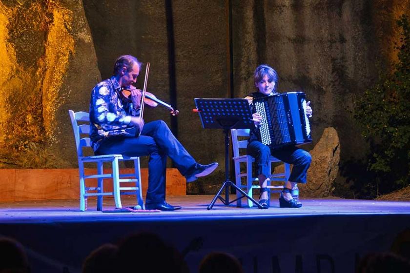 Gümüşlük’te festival keman ve akordeonun dansıyla başladı