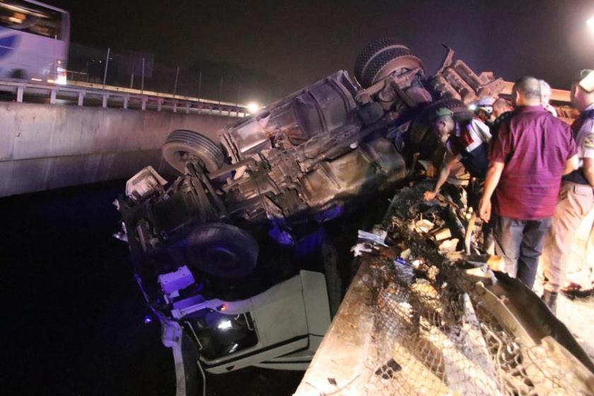 TEM'de yoldan çıkan TIR köprüde asılı kaldı