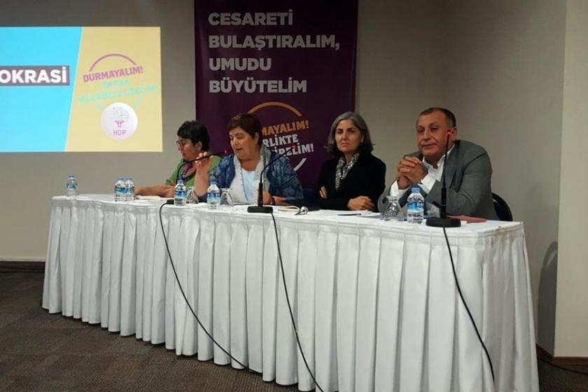 İzmir'de HDP'nin panelinde ortak mücadele konuşuldu