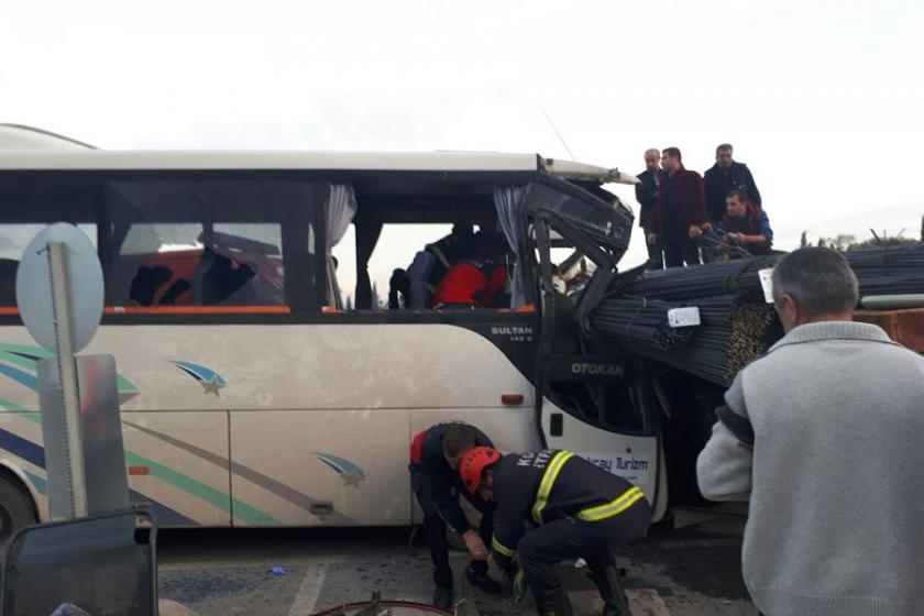 Gebze'de işçi servisi TIR'a çarptı: 14 yaralı