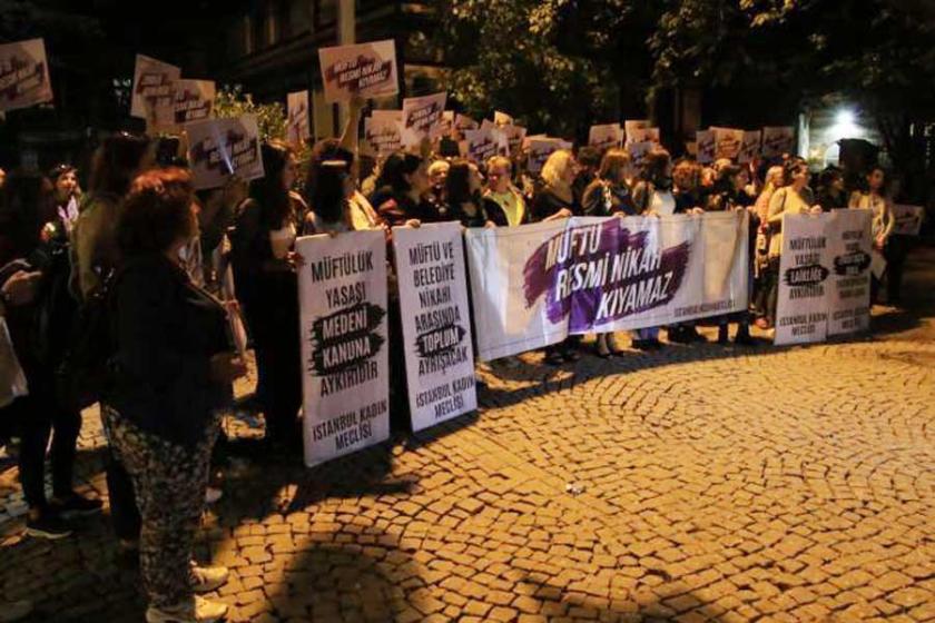 Kadınlar 'Müftülük yasası'nı protesto etti