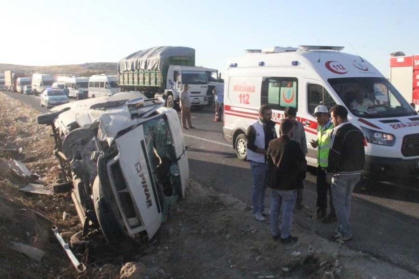 Urfa’da işçi servisi devrildi: 14 kişi yaralandı