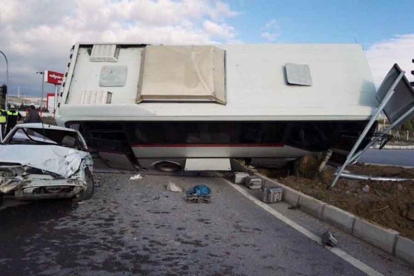 Kütahya'da işçi servisi, otomobille çarpıştı: 9 yaralı